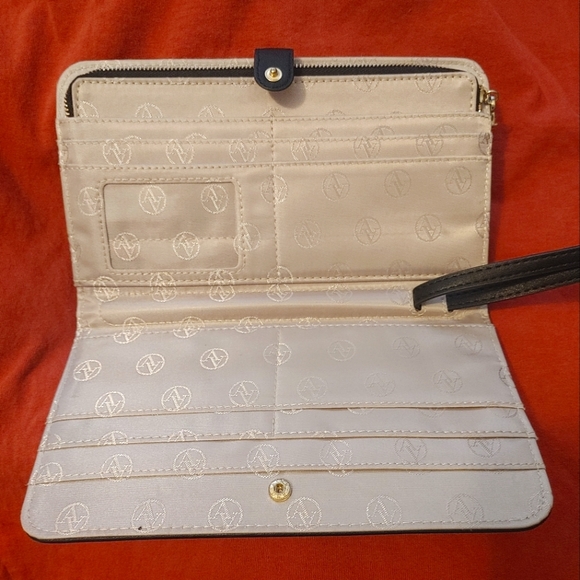 Adrienne Vittadini Studio designer wallet purse LIKE NEW - Picture 4 of 6